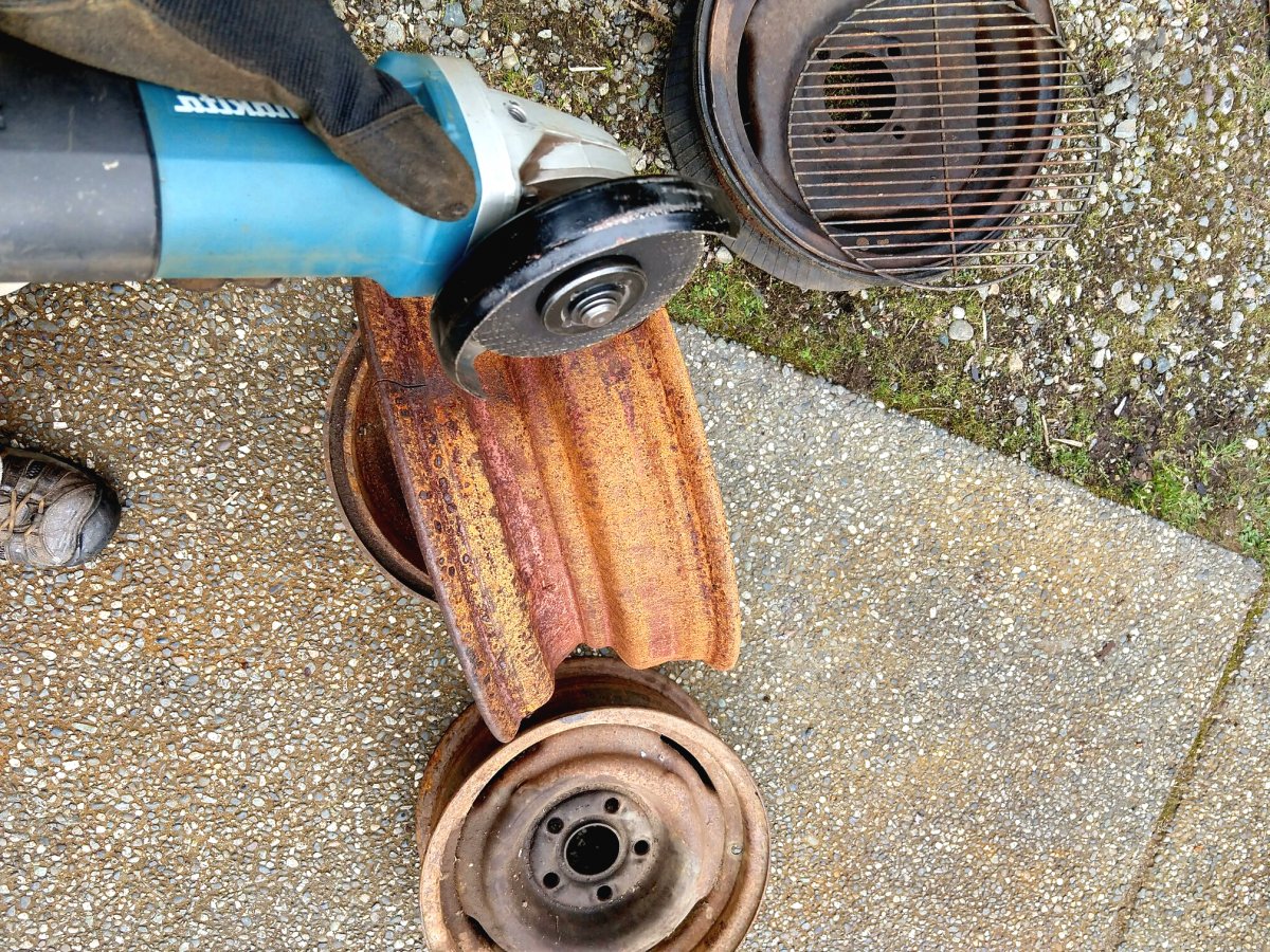 Как из старых автомобильных дисков собрать уличный очаг - фото 6