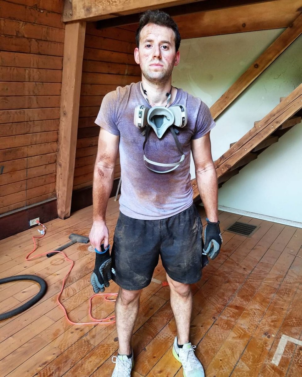 Двухэтажный дом с большими окнами - фото 16