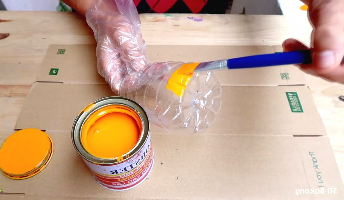 Необычный цветочный горшок из пластиковой бутылки - фото 6