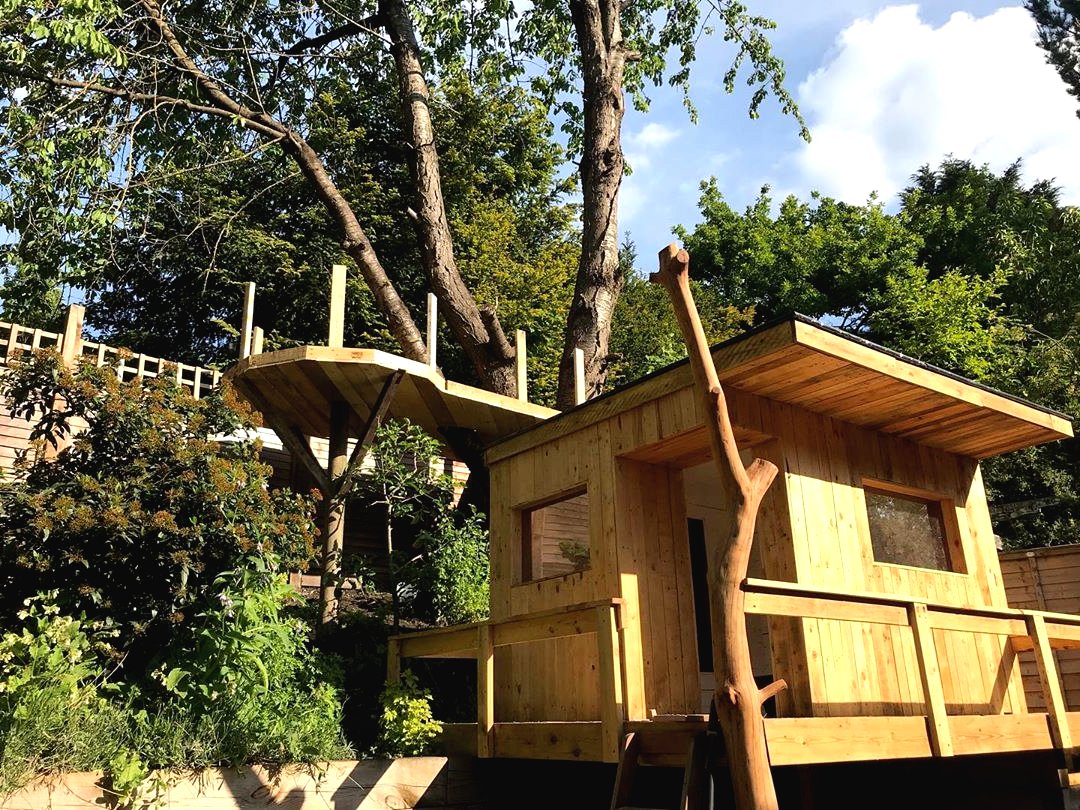 Необычный детский домик на дереве с горкой - фото 16