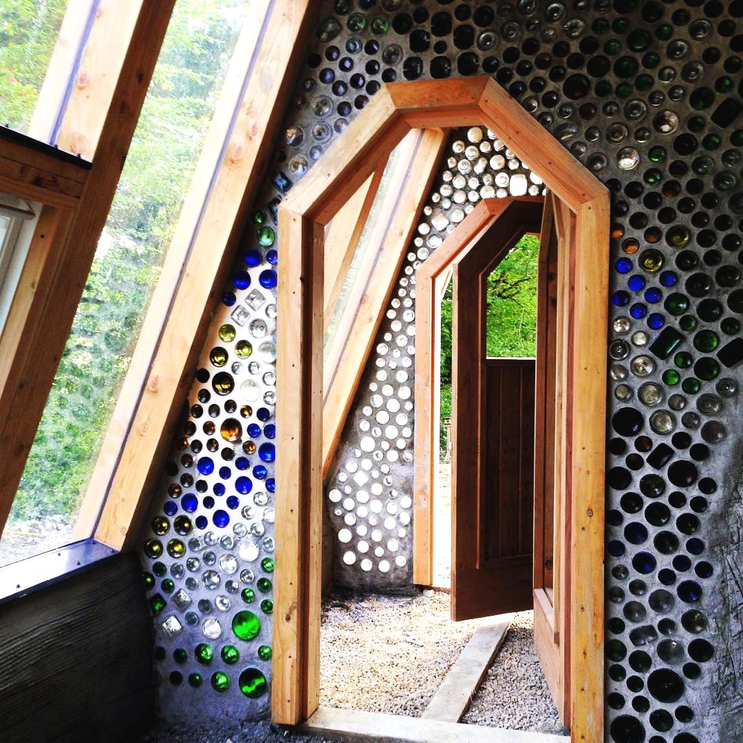 Дом из автопокрышек и стеклянных бутылок - фото 16