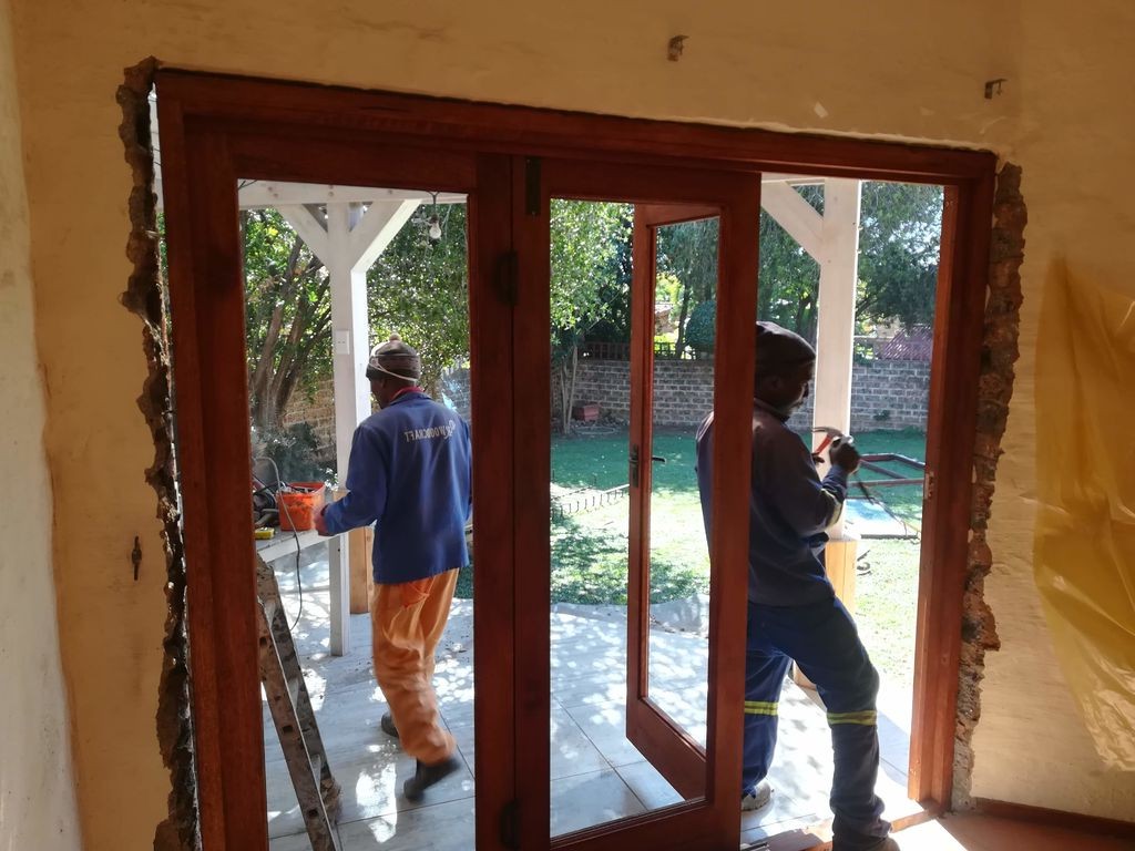 Интересная  летняя кухня под беседкой из перголы - фото 39