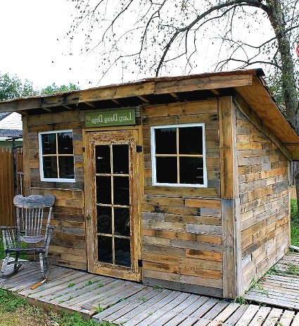 Деревенский сарай из поддонов и жестяных банок - фото 15