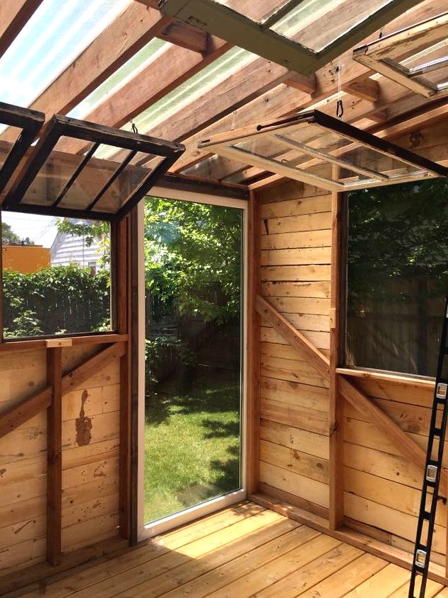 Садовая беседка из старых окон - фото 14
