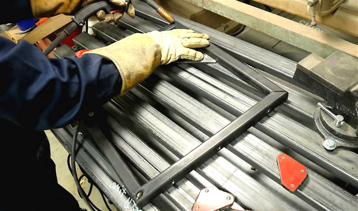 Как сделать скамью из бревна с местом для хранения - фото 21