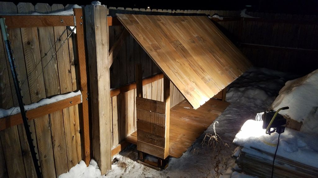 Интересный дровенник вдоль забора - фото 15