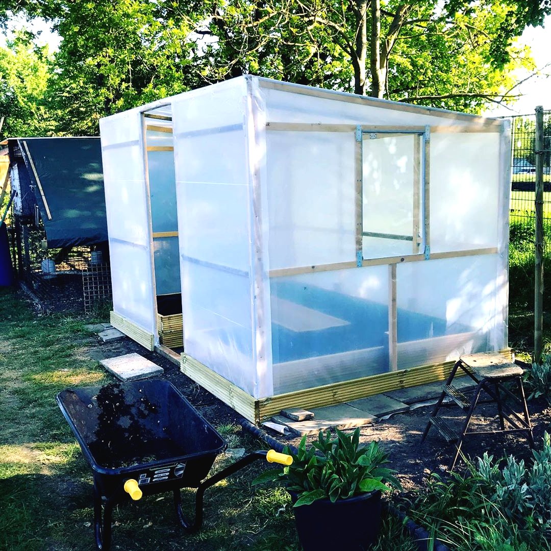 Интересная теплица из дерева и пленки - фото 4