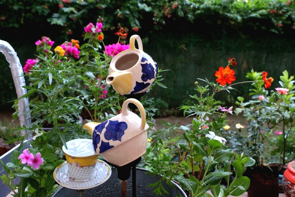 Необычный фонтан сделанный из посуды - фото 2