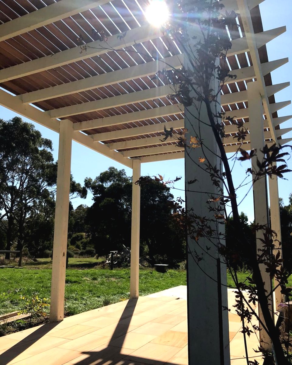 Красивая беседка из дерева для дачи - фото 13