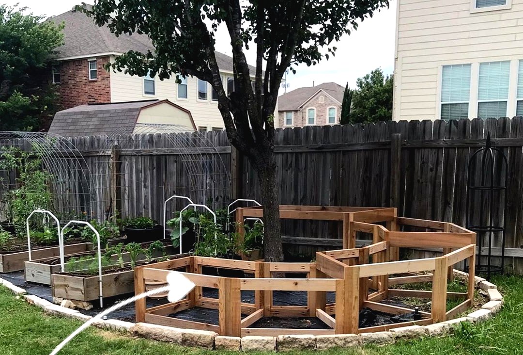 Интересный грядки из дерева и ПВХ труб - фото 3