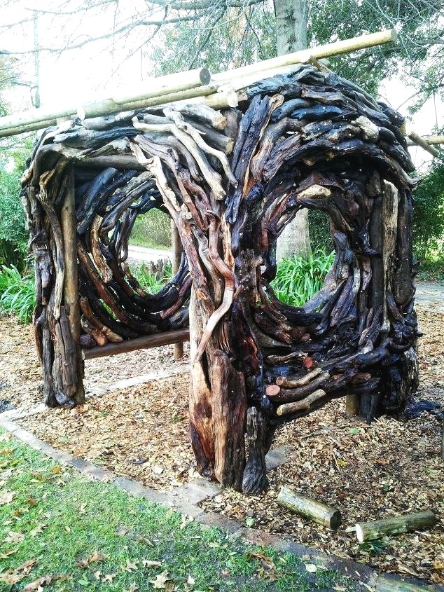 Интересная беседка из каряг - фото 5