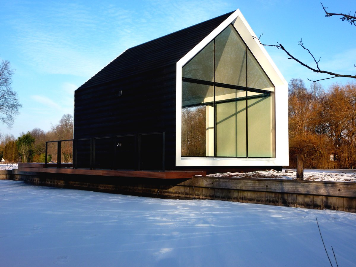 Деревянный дом на берегу реки или озера - фото 5