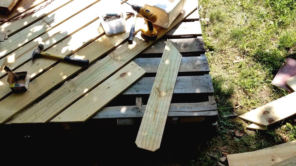 Деревянная лестница из поддонов - фото 10