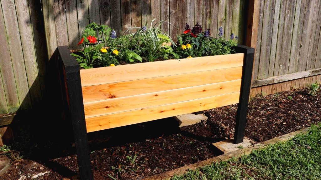 Интересная клумба из дерева - фото 13