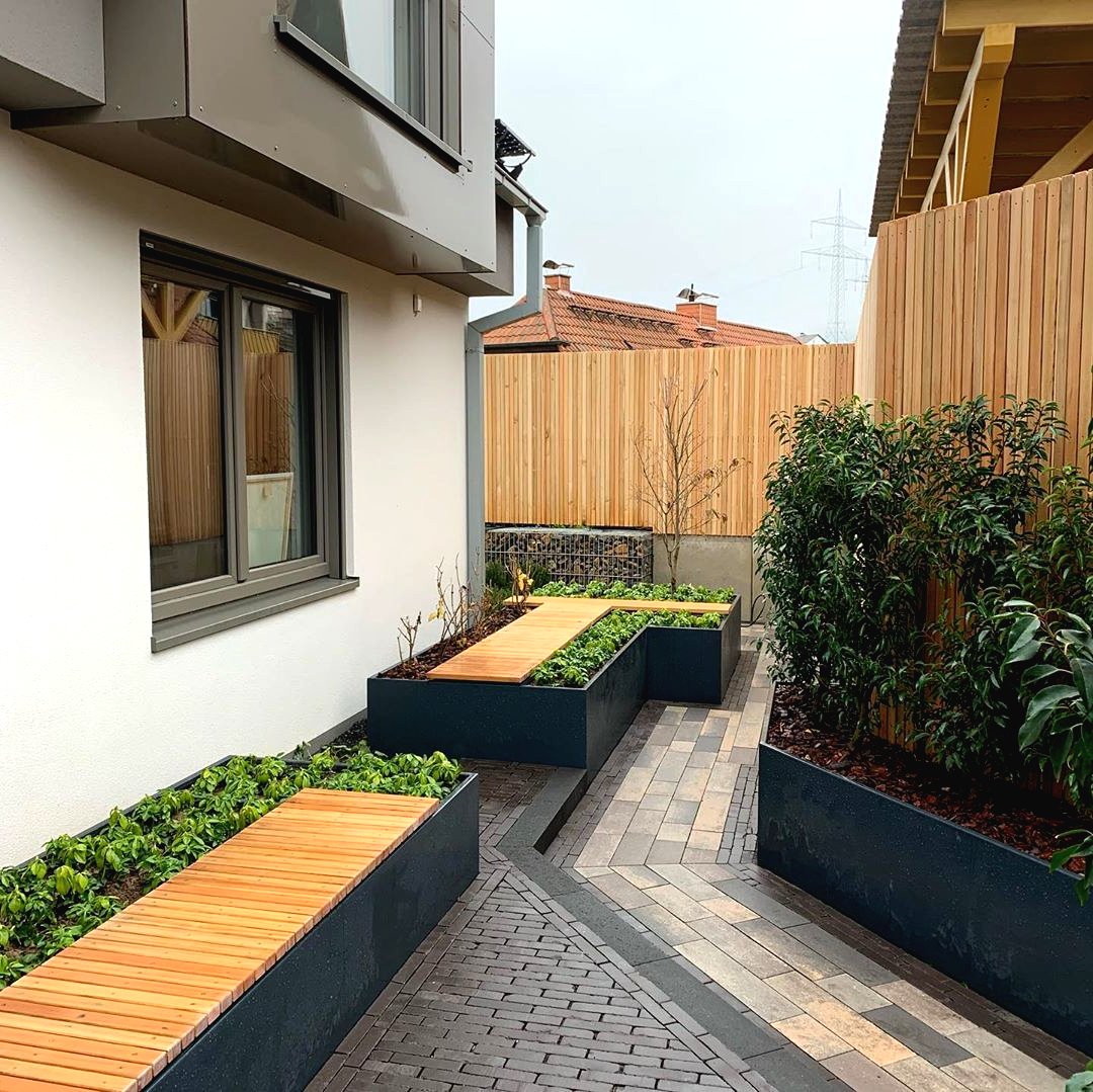 Ландшафтный дизайн участка перед домом - фото 13