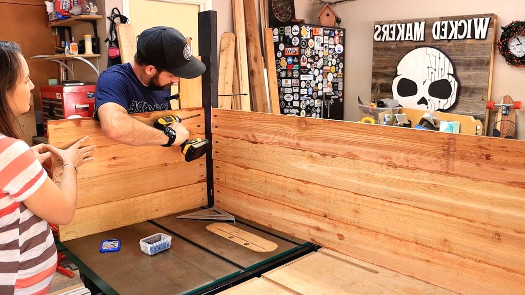 Интересная клумба из дерева - фото 7