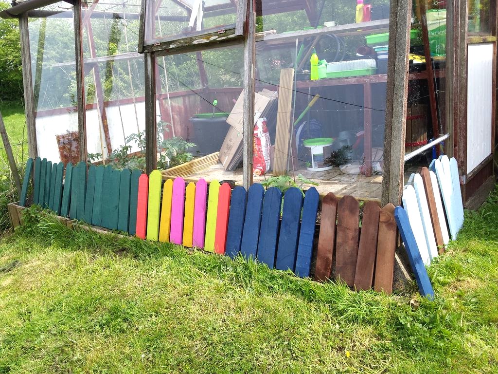 Цветной забор из поддона - фото 5