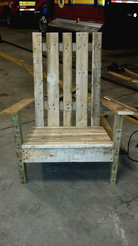 Садовое кресло из поддонов - фото 14