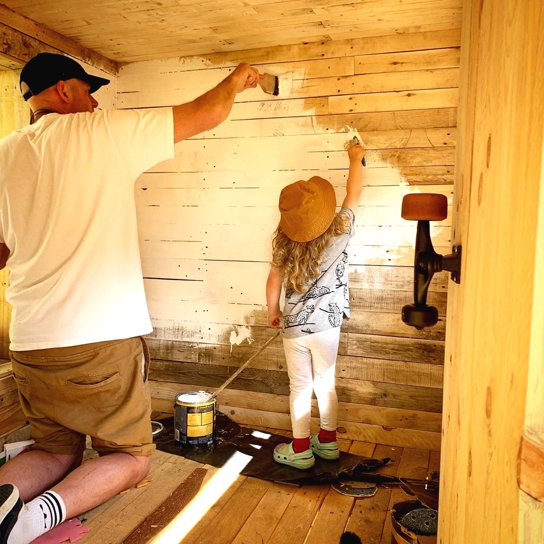 Необычный детский домик на дереве с горкой - фото 7