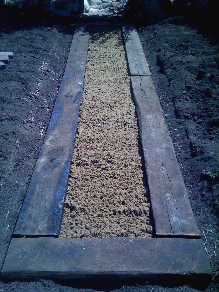 Садовая дорожка из кирпичей - фото 12