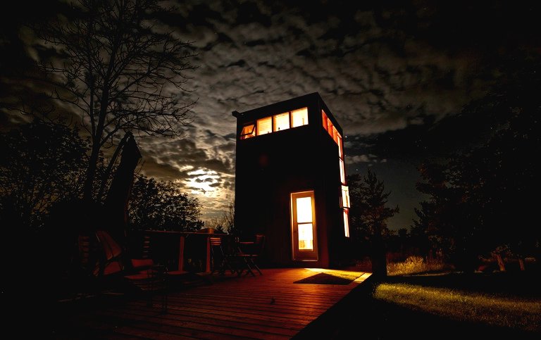 Крошечный дом ярко-красного цвета 3х3 метра - фото 9