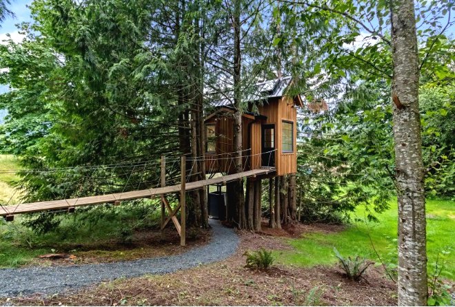 Необычный домик из дерева для дачи - фото 12