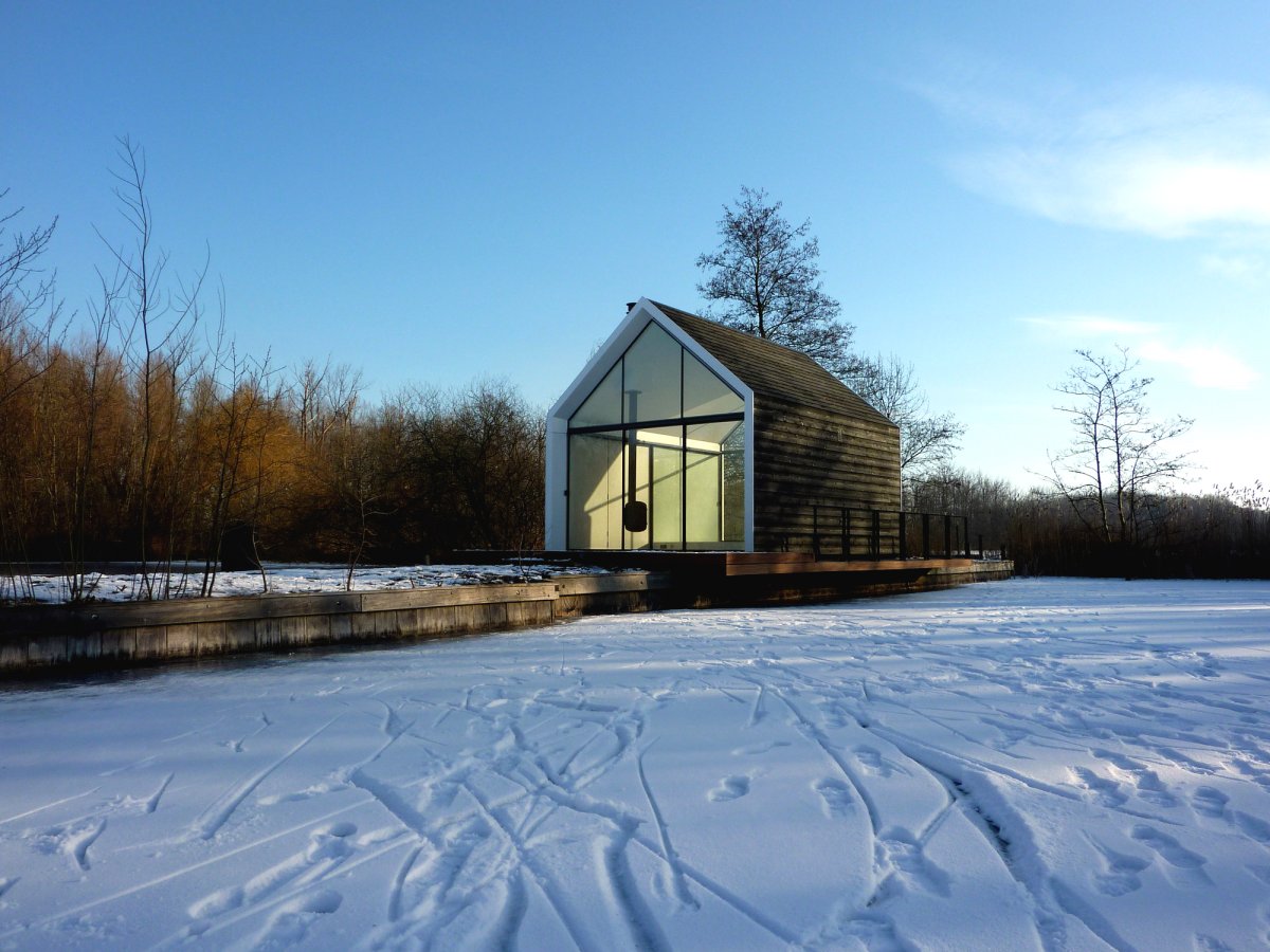 Деревянный дом на берегу реки или озера - фото 2