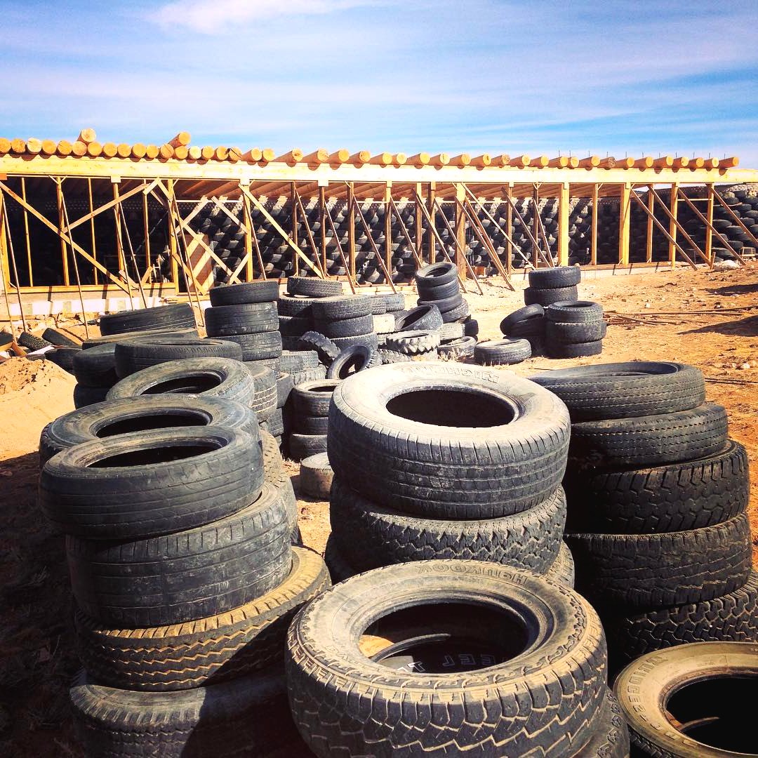 Дом из автопокрышек и стеклянных бутылок - фото 8