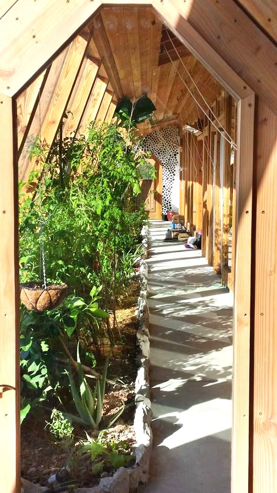 Дом из автопокрышек и стеклянных бутылок - фото 12