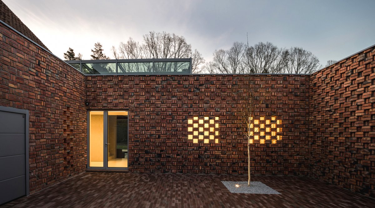 Интересный кирпичный дом - фото 4