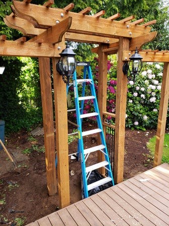 Арка из дерева с двойными качелями - фото 49