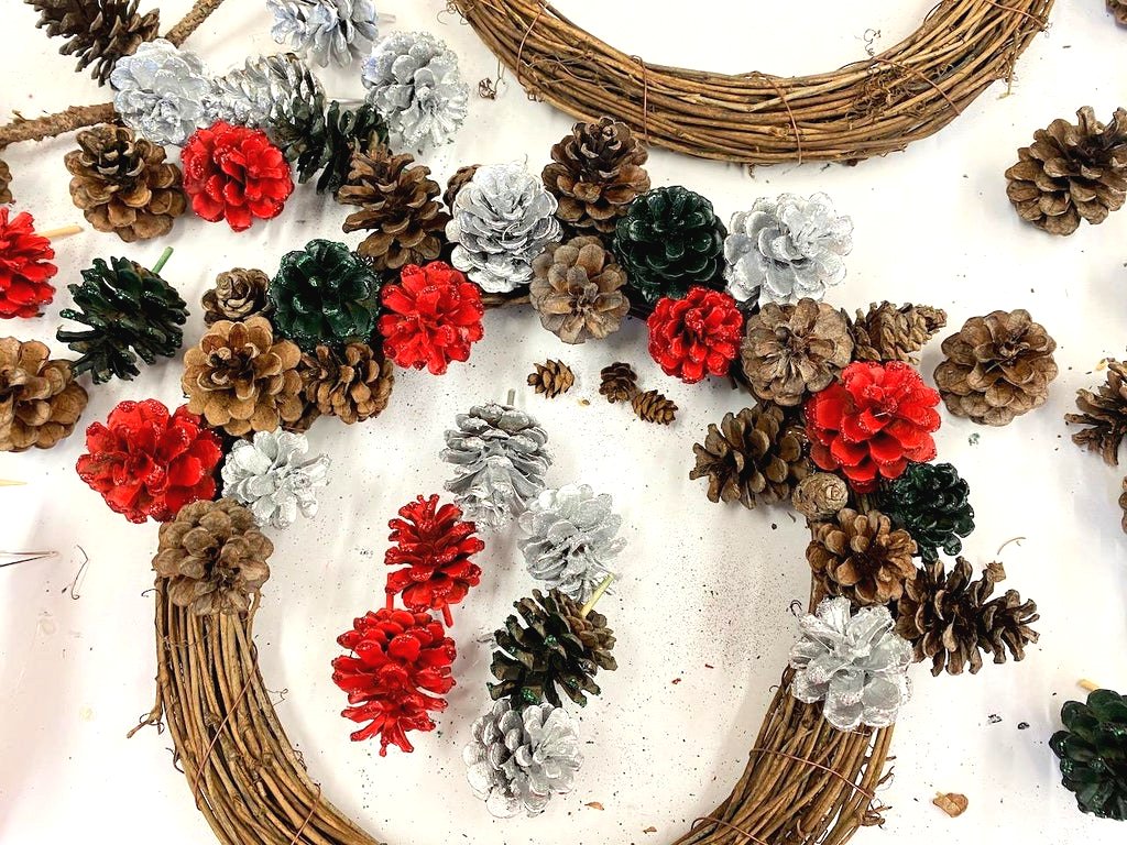 Венок из сосновых шишек - фото 9