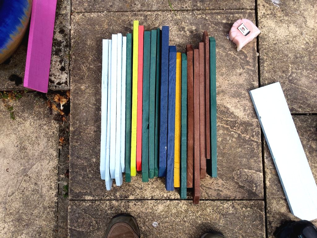 Цветной забор из поддона - фото 4