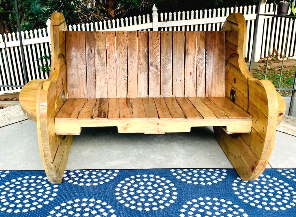 Диван из кабельной катушки и поддонов - фото 3