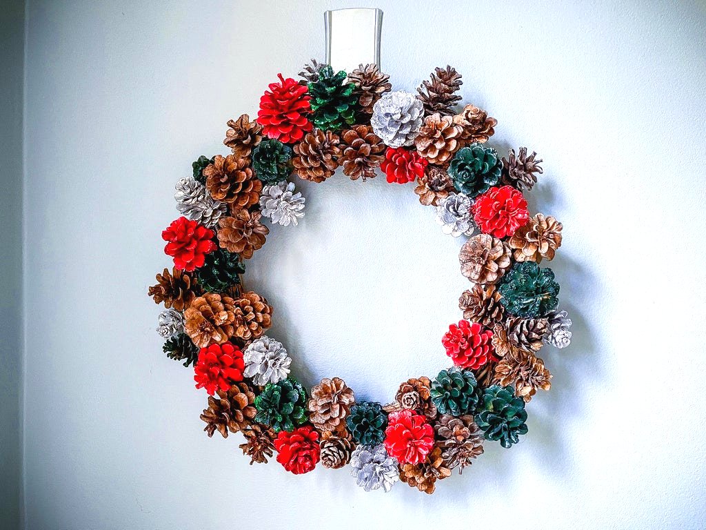 Венок из сосновых шишек - фото 12