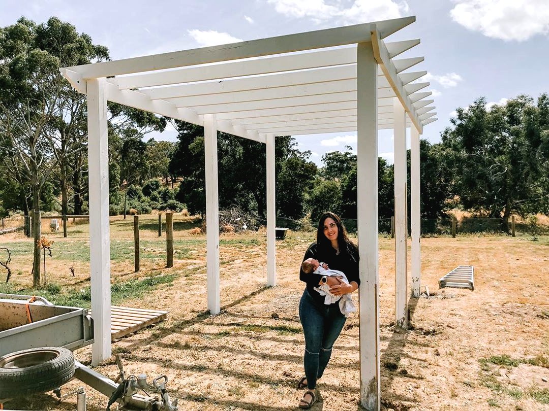 Красивая беседка из дерева для дачи - фото 4