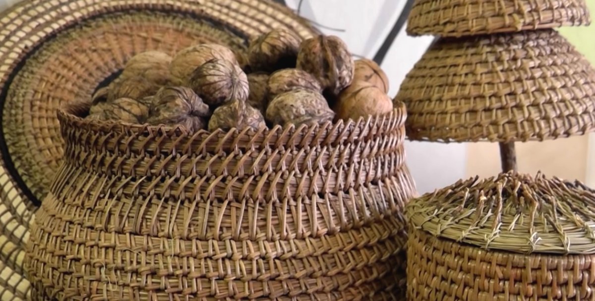 Плетеные корзины из хвойных иголок - фото 5