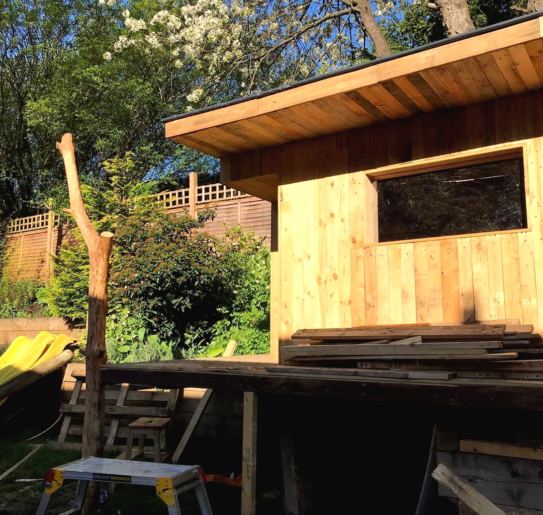 Необычный детский домик на дереве с горкой - фото 6