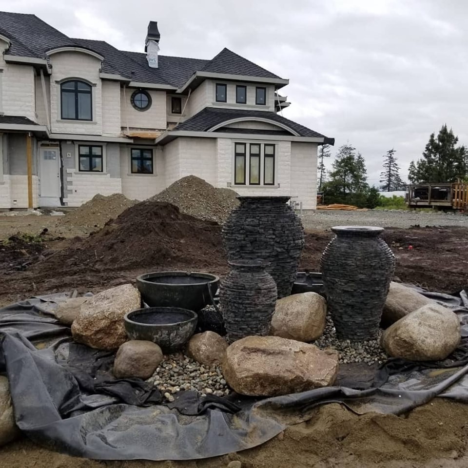 Оригинальный фонтан из каменных ваз - фото 6