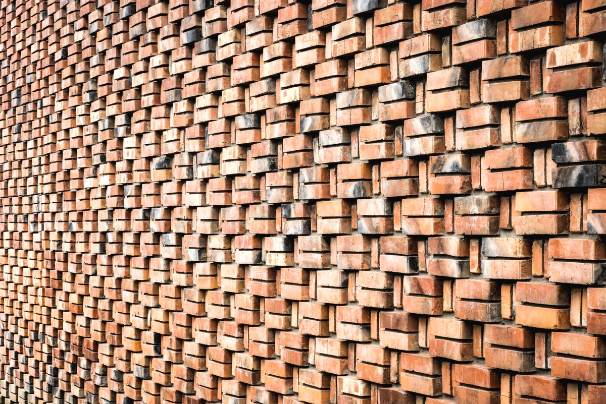 Интересный кирпичный дом - фото 16