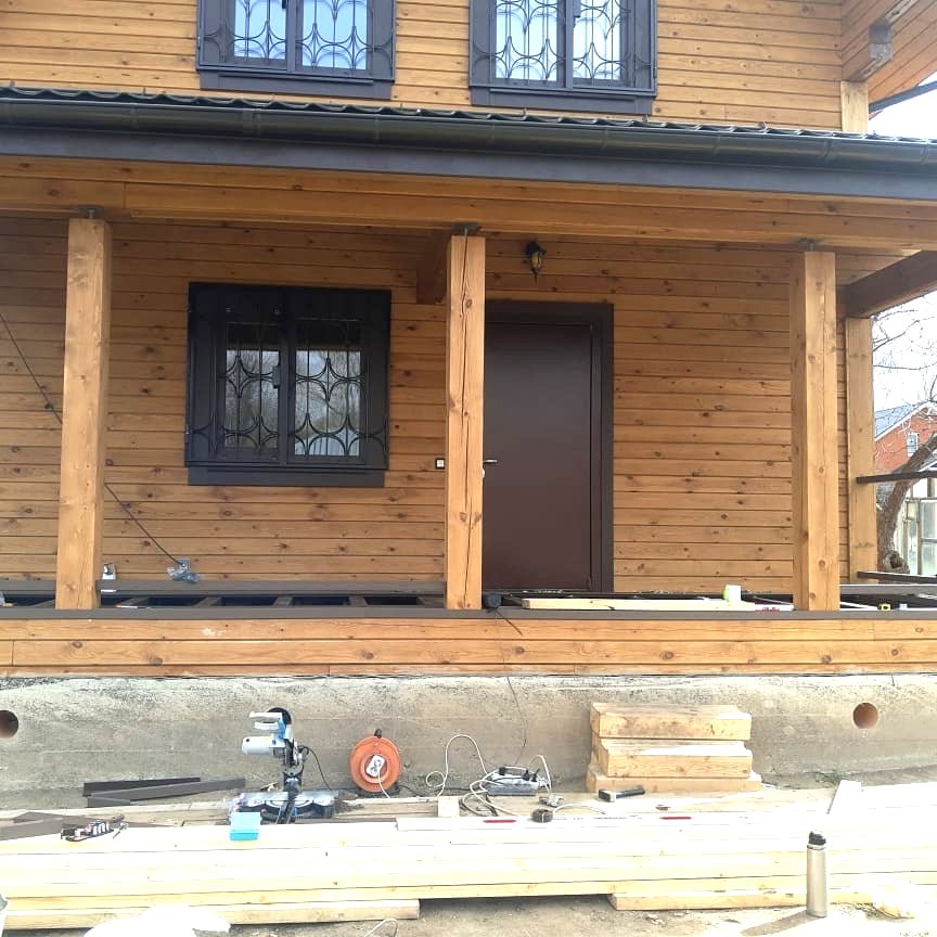 Красивая веранда из дерева - фото 7