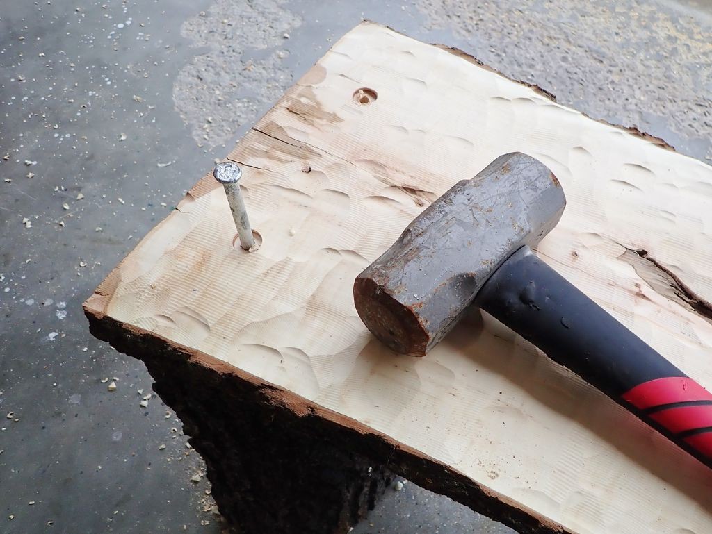 Простая садовая скамья из бревна - фото 15