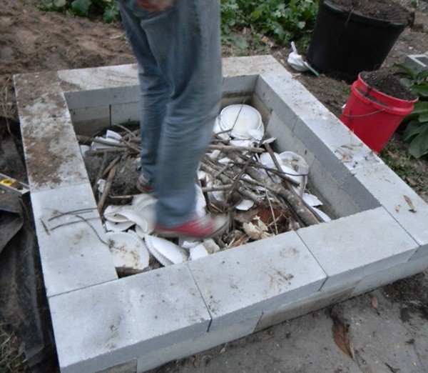 Интересная грядка из шлакоблока и мозаичной плитки - фото 6