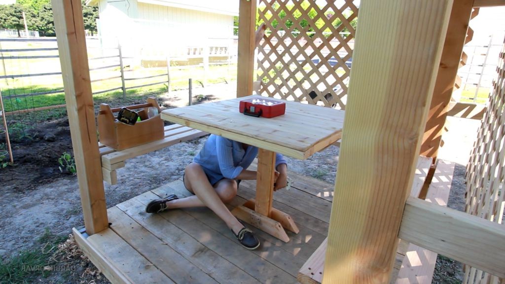 Уютная беседка с декоративной решеткой - фото 24