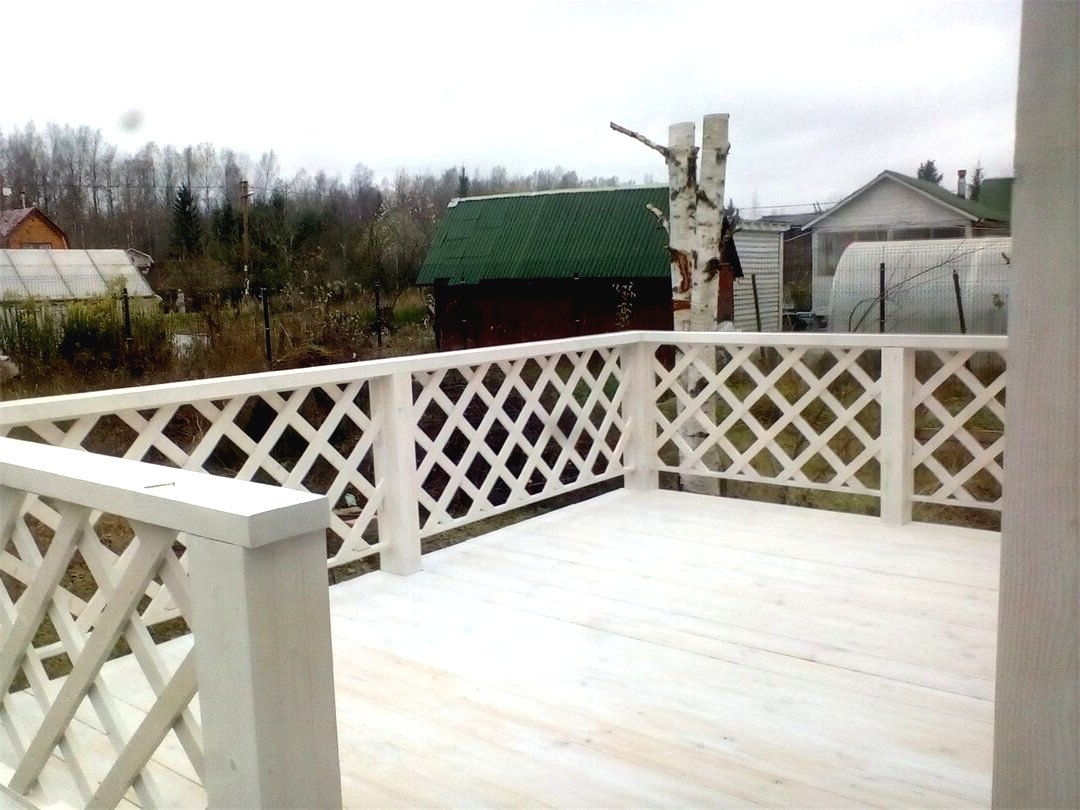 Интересная беседка с террасой из дерева - фото 4