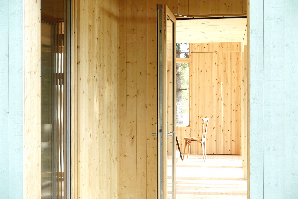 Деревянный дом у озера - фото 7