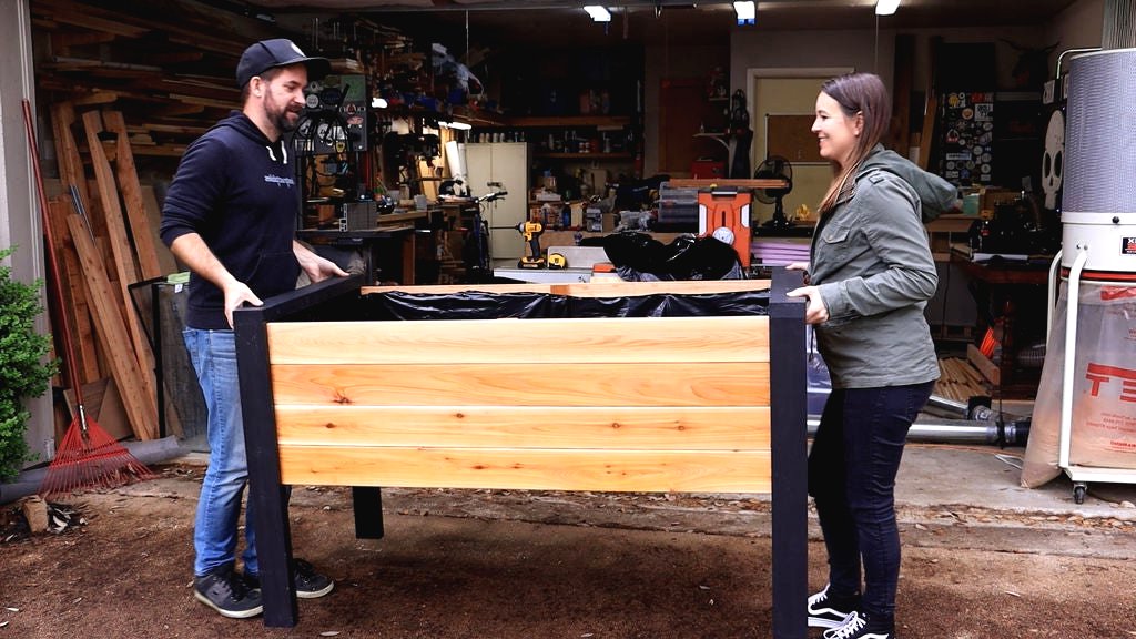 Интересная клумба из дерева - фото 10