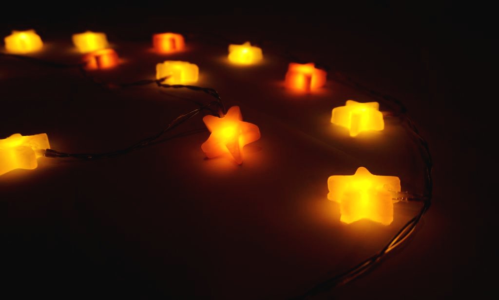 Новогодняя гирлянда с помощью горячего клея - фото 10