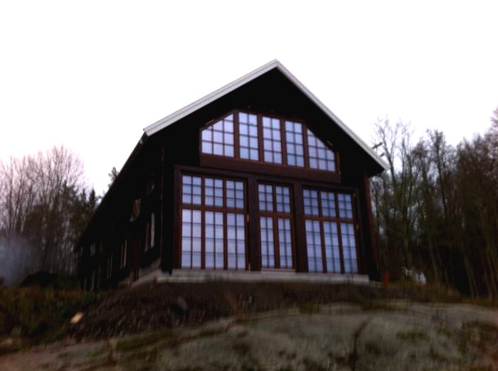 Необычный дом с видом на озеро - фото 17