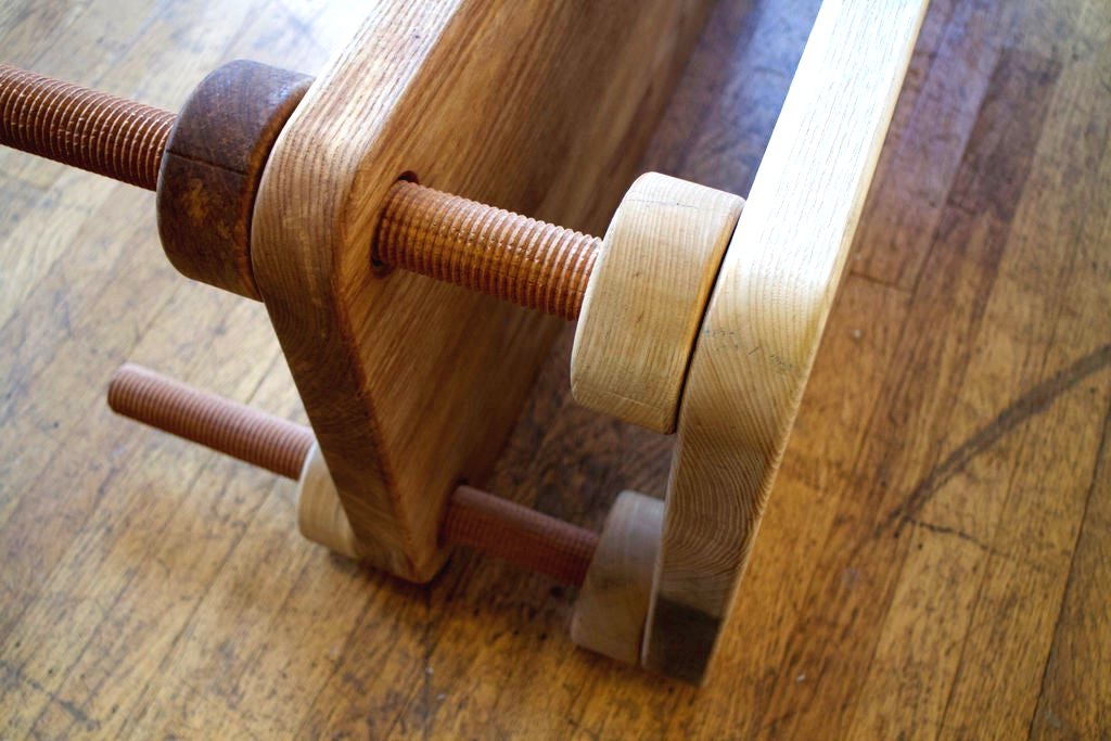 Столик с небольшим очагом в центре - фото 21